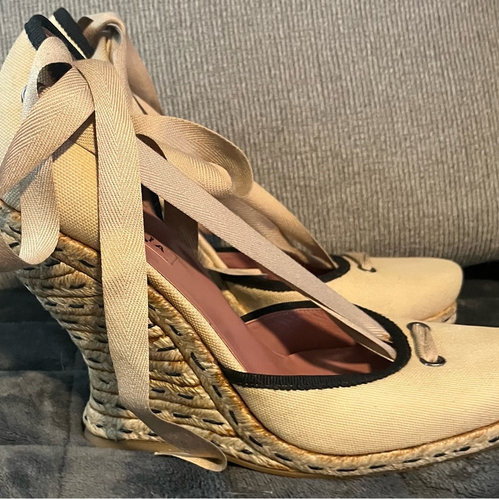Alaia Cream and Black Espadrille Heels Excellent Condition - Picture 4 of 9